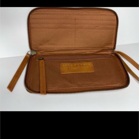 BNIP FREE PEOPLE DISTRESSED VEGAN WALLET. FP COLLECTION PREMIUM - Picture 6 of 9